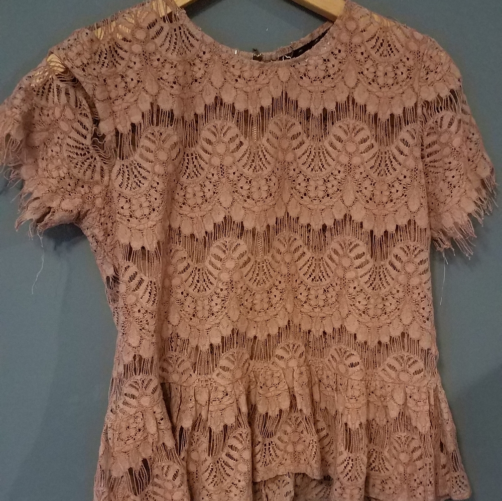 INNY‎ rose peplum lace top Medium